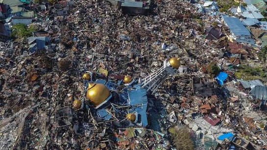 Flygbild över förstörelsen efter jordbävningen i Palu på Sulawesi, Indonesien. UNHCR är på plats och hjälper de drabbade.