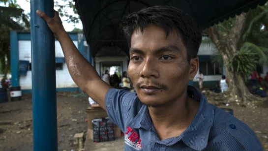 Walter Valdez, en 33-årig servitör, förlorade sin fru och sina tre barn när tyfonen Haiyan drog in över Tacloban. Två av hans barn saknas. 