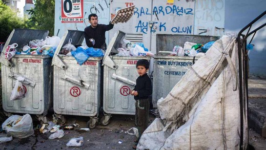 De samlar återvinningsbara sopor som plast, aluminium och kartong för att överleva.