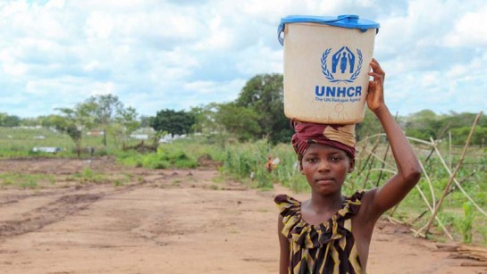 Adelia, 11 år, flydde med sin familj från sitt hem I Cabo Delgado I norra Mozambique. Nu bor familjen i ett läger för internflyktingar. 